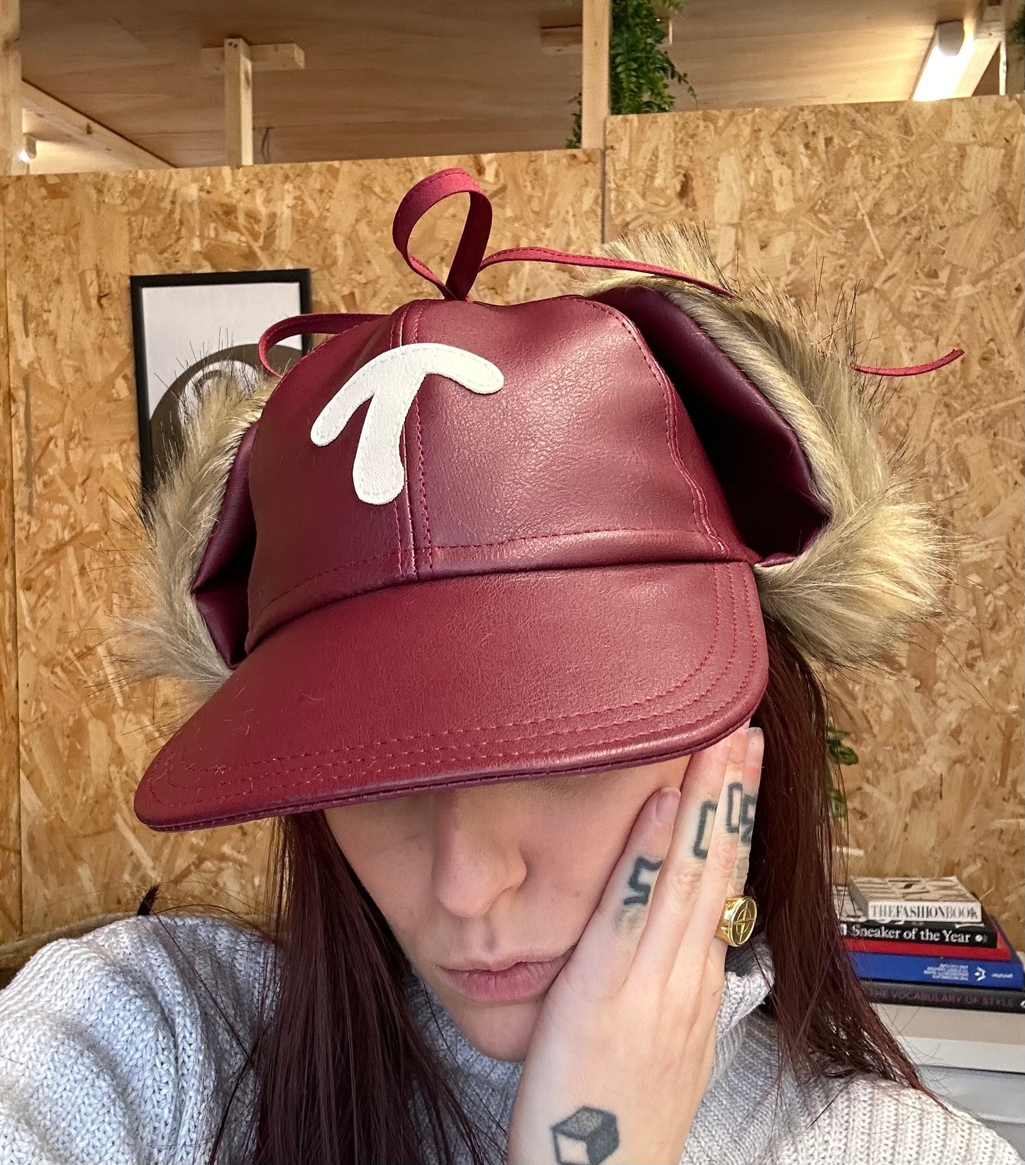 Fluffy (f)leather flap cap